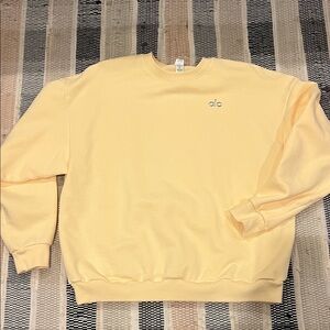 ALO Yoga Light Yellow Crewneck Sweater never worn size large